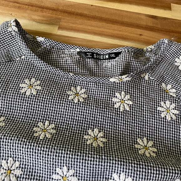 High-Low Daisy Top - Picture 2 of 2